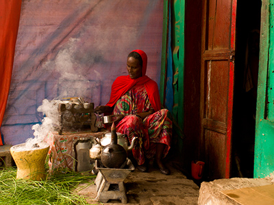 Harari woman making coffee - Mohammed Torche