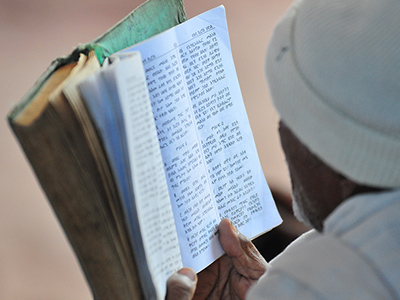 Priest reading the Bible in Geez in Lalibela - Pierre Emonet