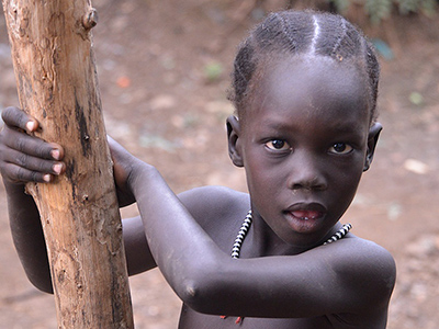 Young Anuak girl - Par Rod Waddington from Kergunyah, Australia (Anuak Tribe, Dimma) [CC BY-SA 2.0 (http://creativecommons.org/licenses/by-sa/2.0)], via Wikimedia Commons