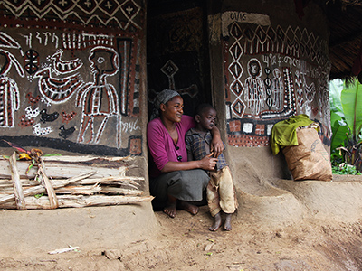 Mother and son in front of their traditional hut in the Kaffa region - Guillaume Petermann