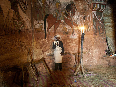 Prête orthodoxe dans l'une des Églises rupestres de Lalibela - Mohammed Torche